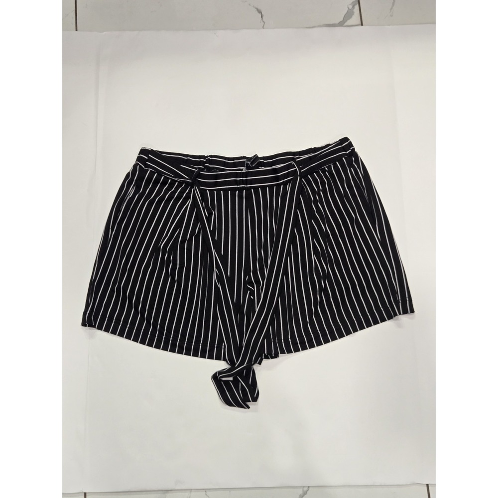 Robert Louis Women's Black White Striped Tie Front Shorts Size‎ XL